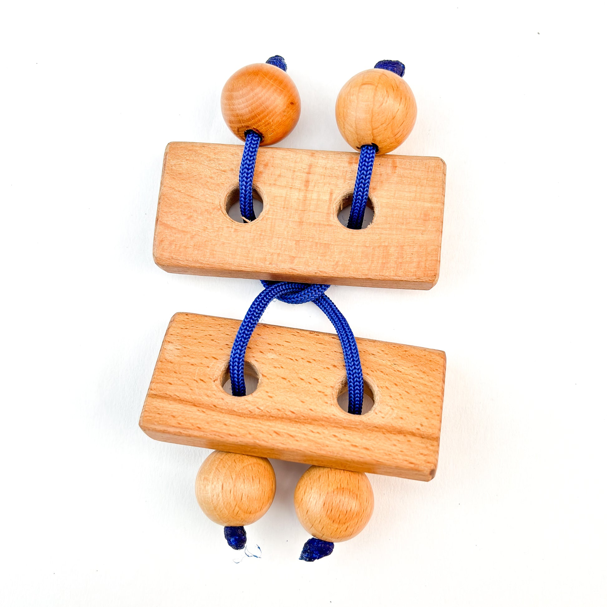 String Puzzle with four balls and two plates with blue rope to disentangle